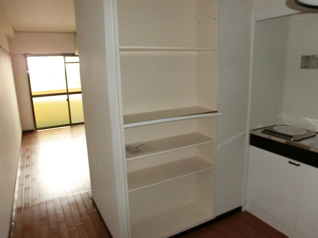 その他　キッチン横に収納もあります