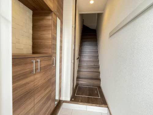 玄関　※同タイプの部屋写真です