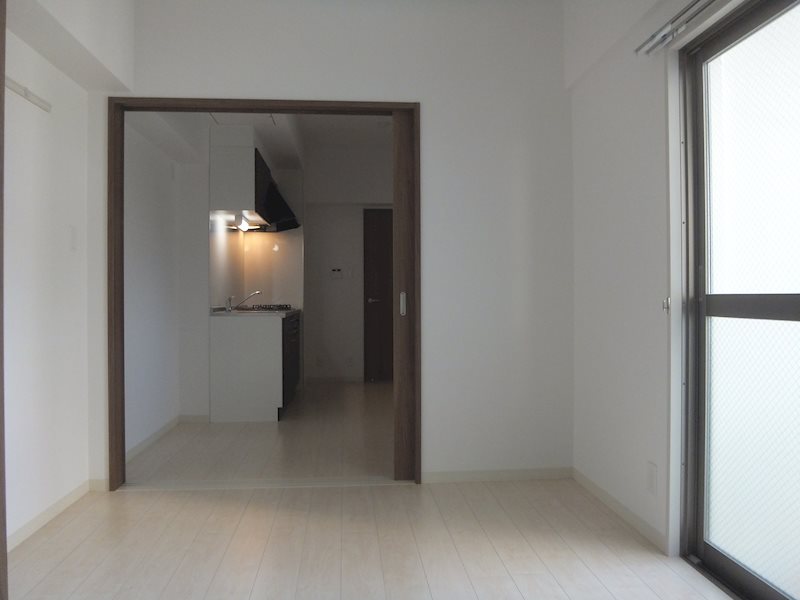 その他部屋・スペース　白い床の清潔感溢れるお部屋。