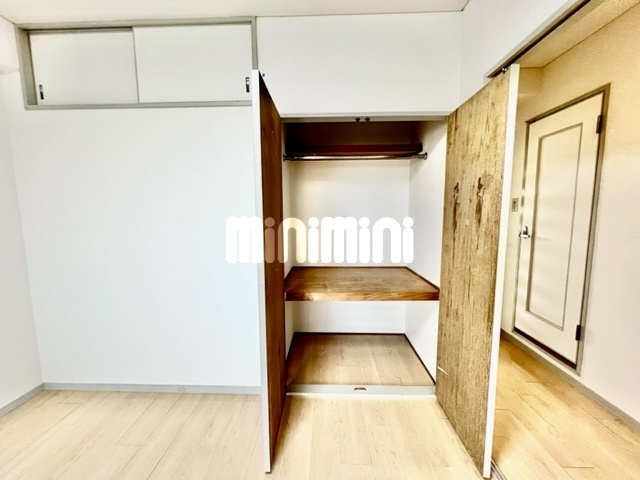 収納　洋室に２箇所収納がございます。