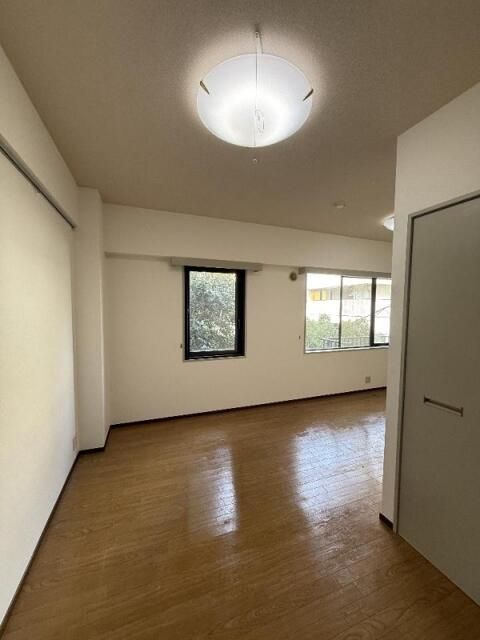 居室・リビング　※同建物内・別タイプの参考写真です。