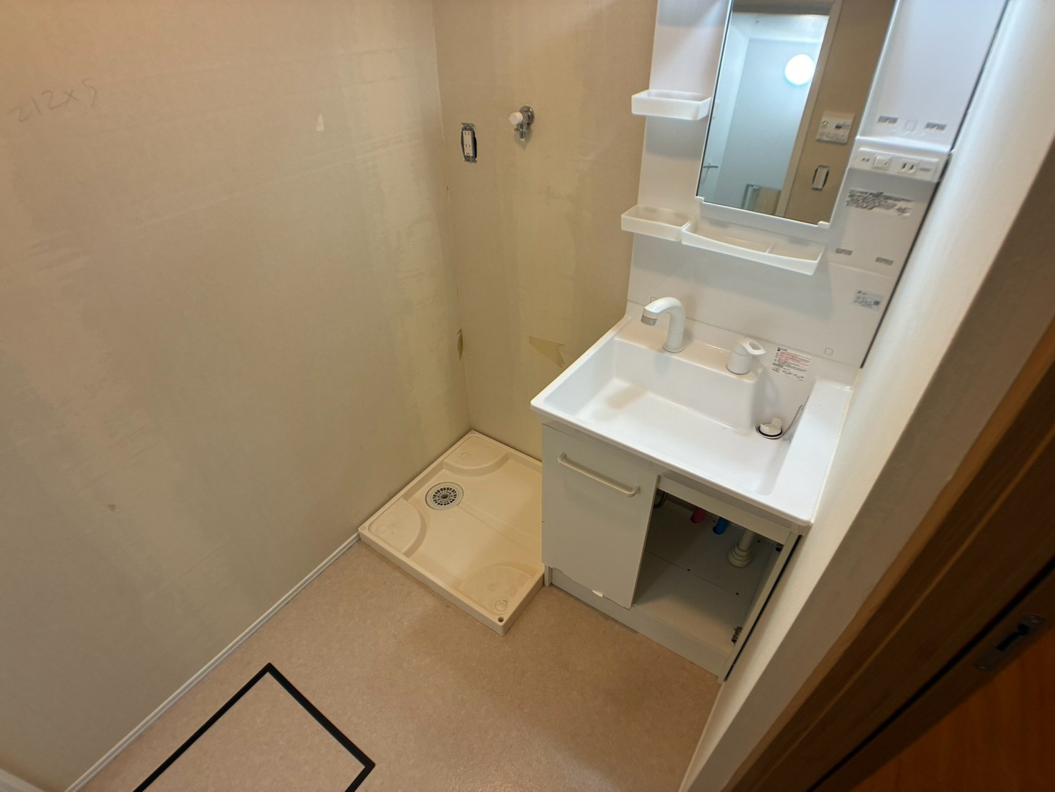 洗面設備　修繕中の写真を使用しております。