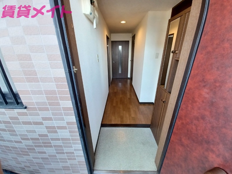 玄関　別部屋反転参考写真です