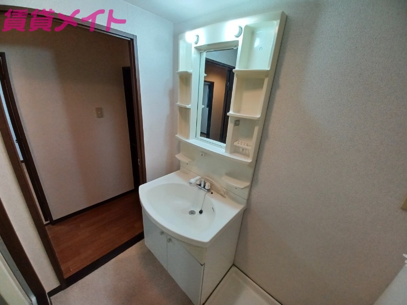 洗面設備　別部屋反転参考写真です