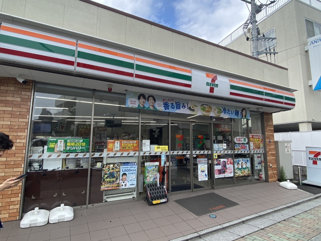 コンビニ　セブンイレブン（コンビニ）まで358m