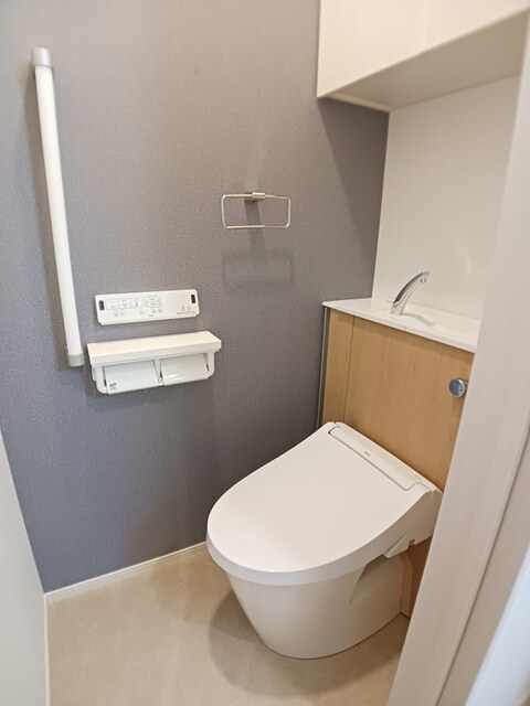 トイレ　温水洗浄便座付きのトイレです♪