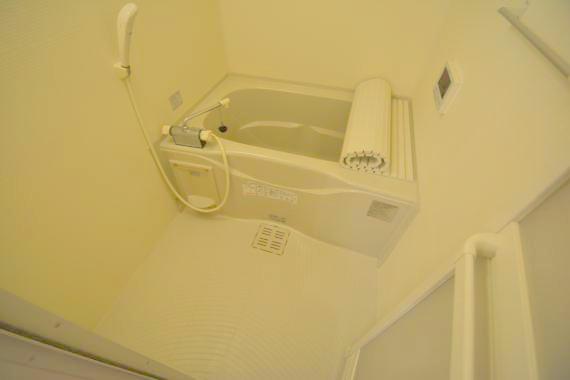 バス・シャワールーム　バスルームはトイレと別々で、広々としていますよ。