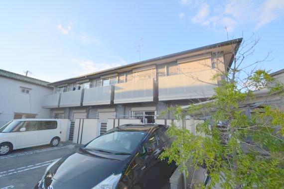 建物外観　閑静な住宅地にある、落ちついた色合いのキレイな建物です。