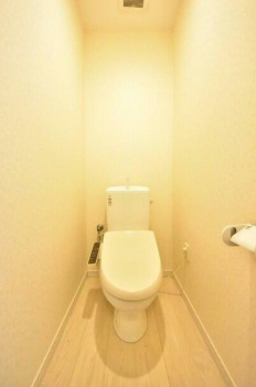 トイレ　落ち着いた色調のトイレです
