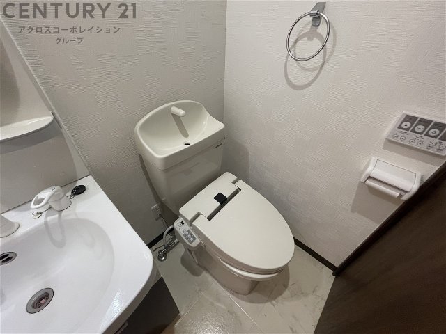 トイレ　トイレの横に洗面台あります！