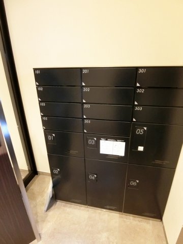 その他共有部分　共用エントランスには宅配BOXがあるので荷物の受け取りもスム