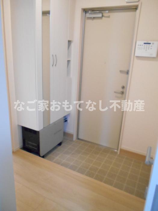 玄関　※写真は別号室