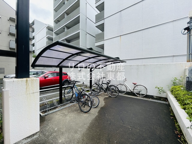 その他共有部分　雨の日でも安心して止められる屋根付の駐輪場です☆