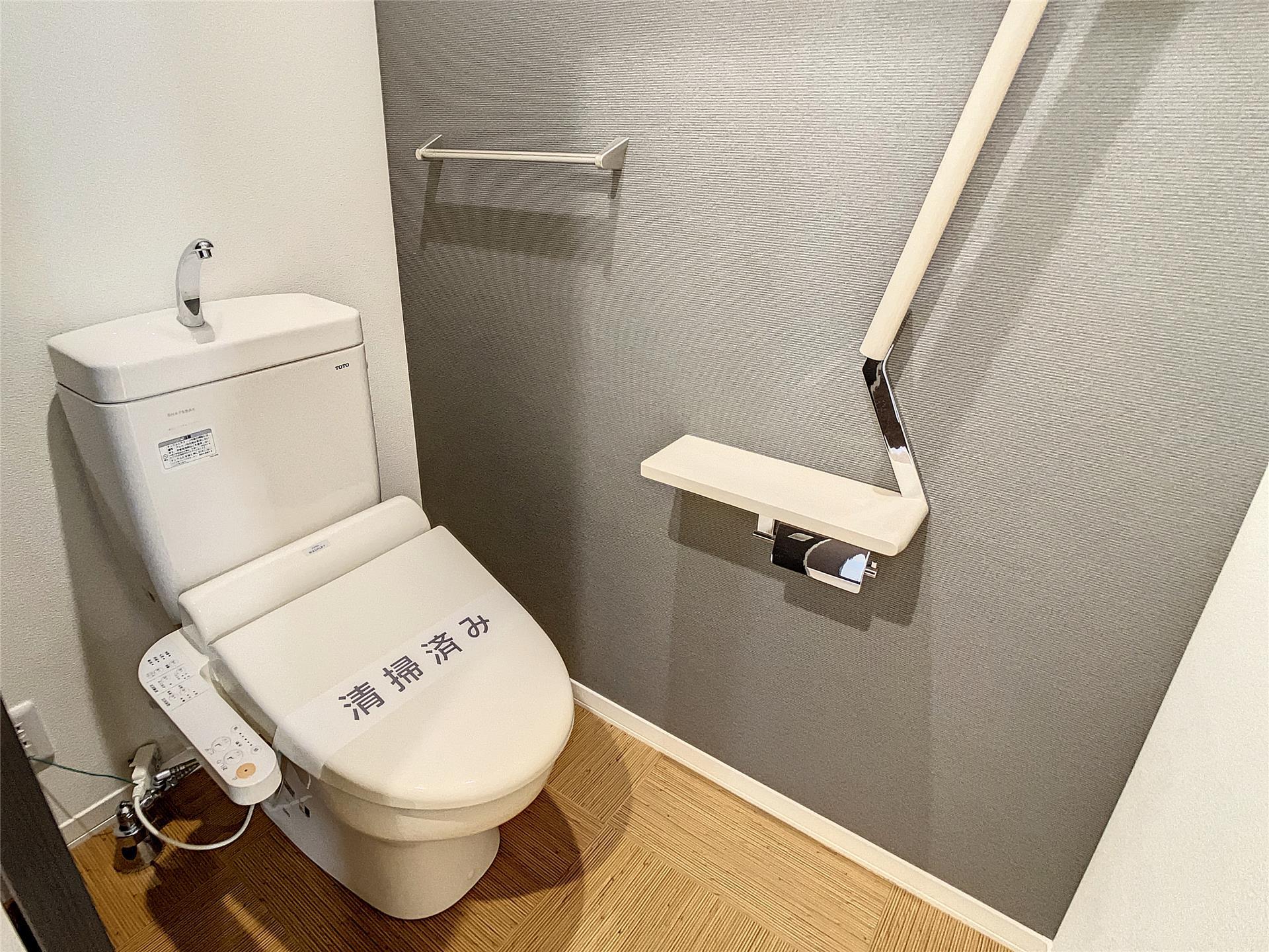 トイレ　手摺付きで安全です◎