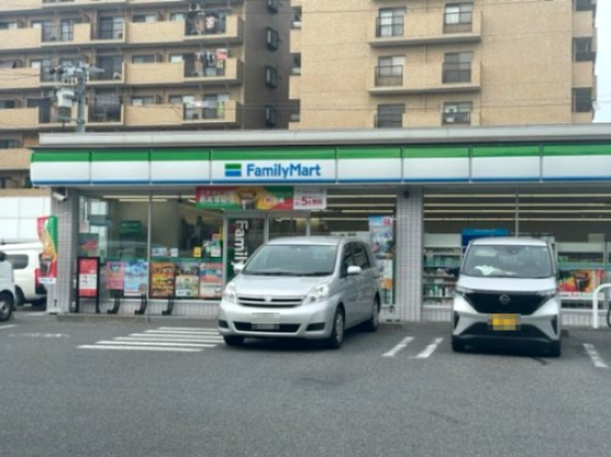 コンビニ　ファミリーマート 芳野三丁目店（コンビニ）まで395m