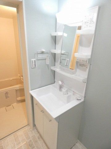 洗面設備　シャンプードレッサーの独立洗面台です。