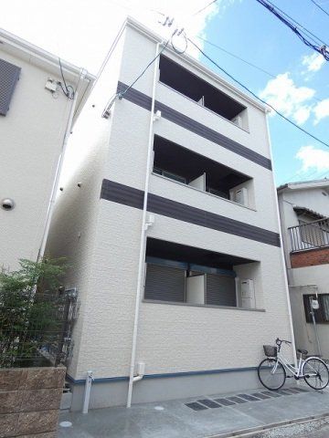 建物外観　3階建てのスマートな建物です。