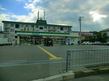 コンビニ　ファミリーマート（コンビニ）まで240m