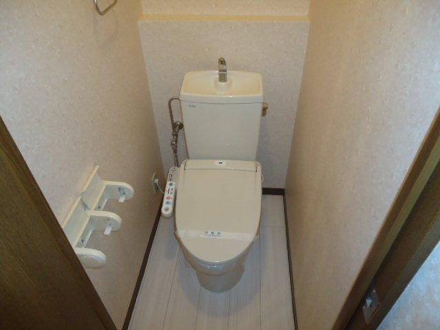 トイレ　シャワー付トイレです。