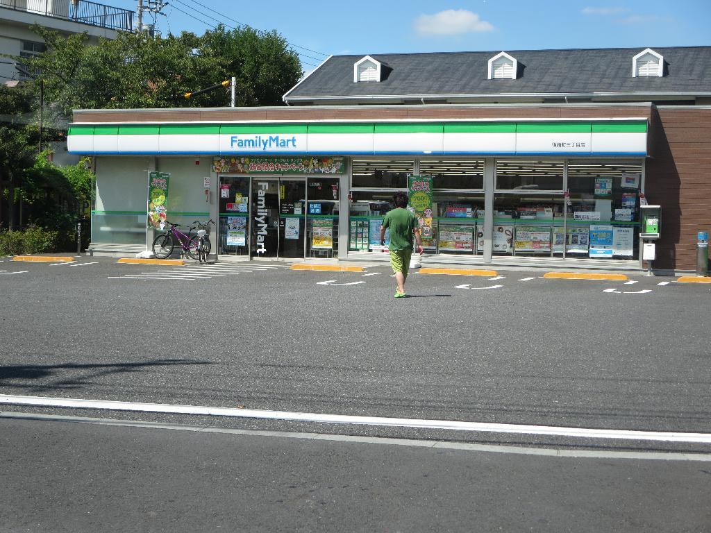 コンビニ　ファミリーマート 南篠崎町2丁目店（コンビニ）まで354m