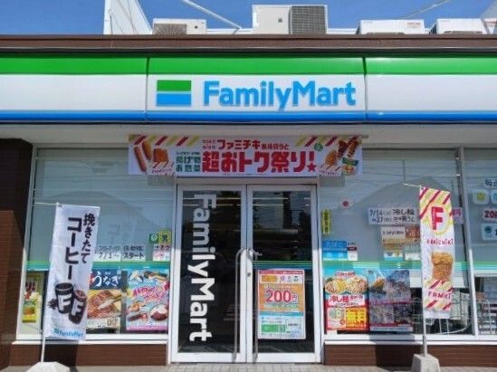 コンビニ　ファミリーマート（コンビニ）まで270m