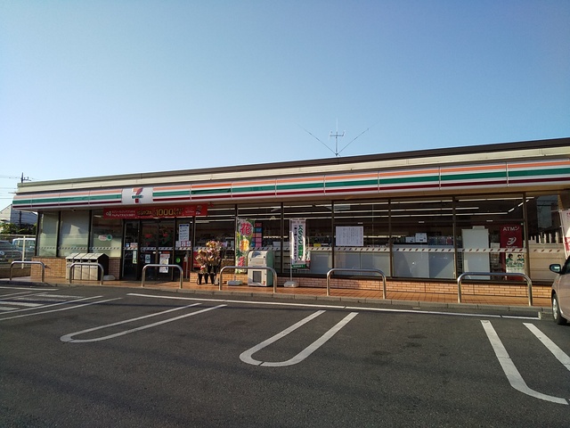 コンビニ　セブンイレブン足立古千谷本町３丁目店（コンビニ）まで350m