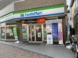 コンビニ　ファミリーマート世田谷喜多見店（コンビニ）まで909m
