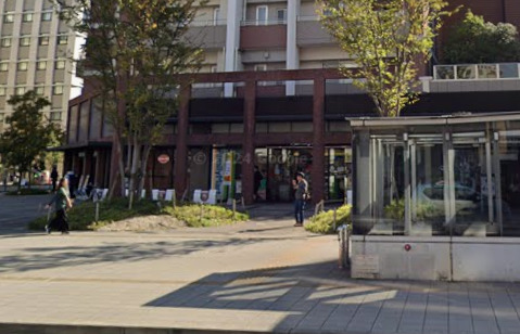 コンビニ　ファミリーマート 福岡六本松駅前店（コンビニ）まで1074m