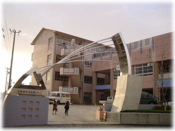 小学校　久留米市立鳥飼小学校（小学校）まで495m