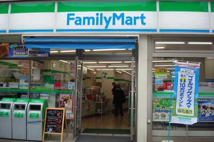 コンビニ　ファミリーマート 小菅四丁目店（コンビニ）まで405m