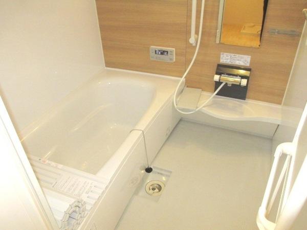 バス・シャワールーム　浴室乾燥機、追い焚き機能付きバス！