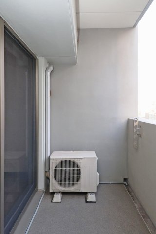 バルコニー　別号室のものです。現状優先になります。