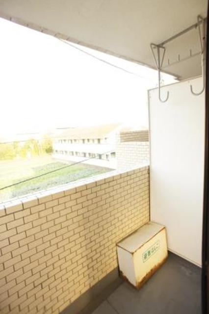 バルコニー　バルコニーがあるので洗濯物を太陽の下で干すことができます♪