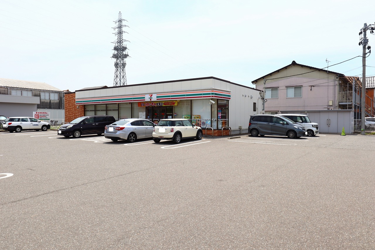 コンビニ　セブンイレブン金沢北安江4丁目店（コンビニ）まで556m