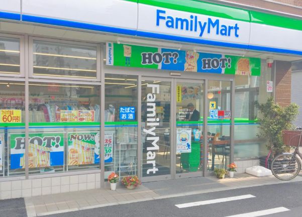 コンビニ　ファミリーマート墨田亀沢四丁目店（コンビニ）まで300m