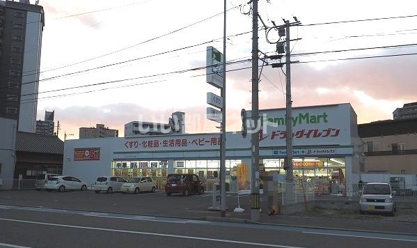 ドラックストア　ファミリーマート　ドラッグイレブン北方店（ドラッグストア）まで367m
