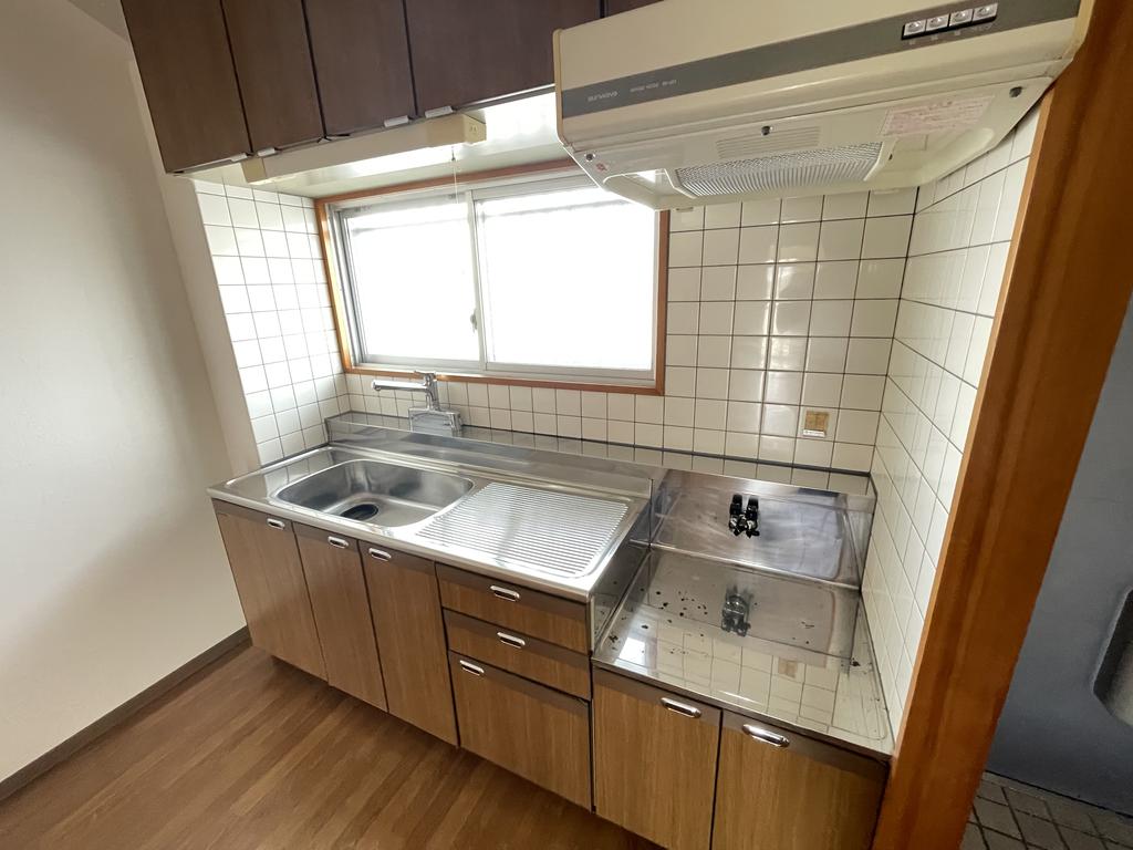 キッチン　現況優先　現在入居中の為他の部屋の写真を掲載しております