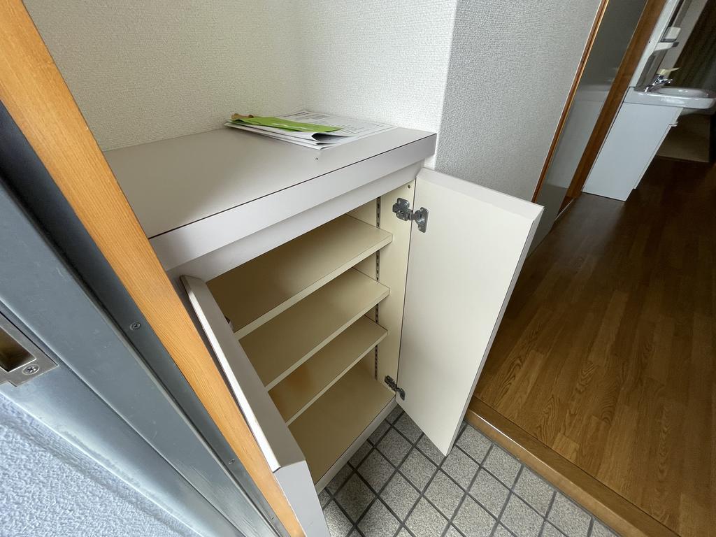玄関　現況優先　現在入居中の為他の部屋の写真を掲載しております