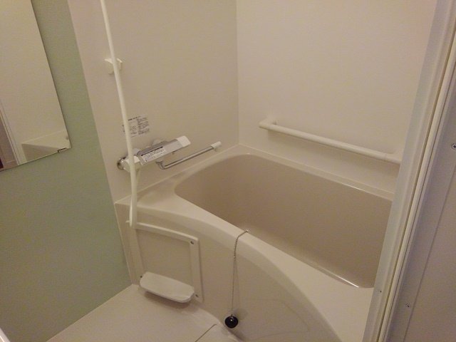 バス・シャワールーム　バス・トイレ別で快適です。独立洗面台がございます。