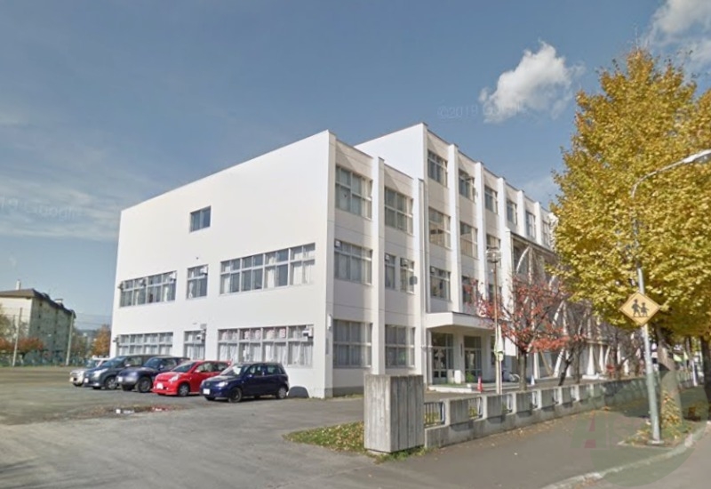 小学校　八軒西小学校（小学校）まで381m