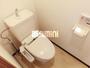トイレ　温水洗浄便座付きのトイレです。
