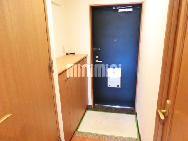 玄関　玄関横には下駄箱が付いてます。