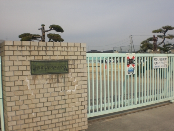 小学校　倉敷市立西阿知小学校（小学校）まで729m