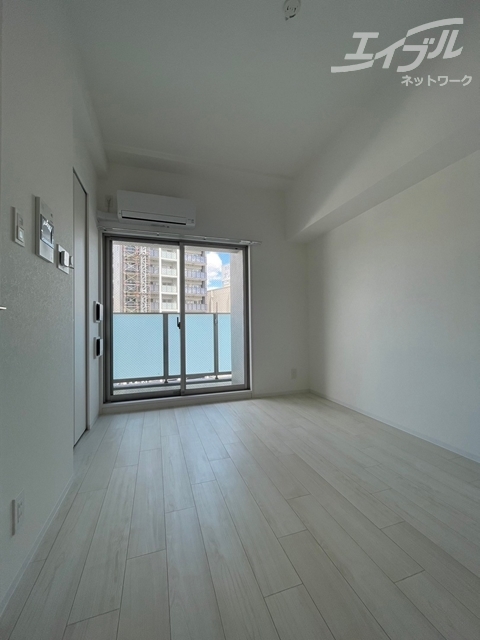 居室・リビング　白基調なお部屋です。