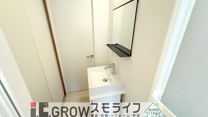 玄関　洋式のトイレですね。
