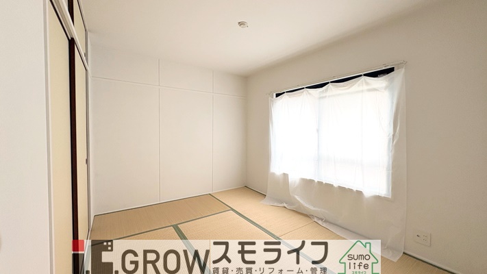 その他　窓があって明るいリビングですね。