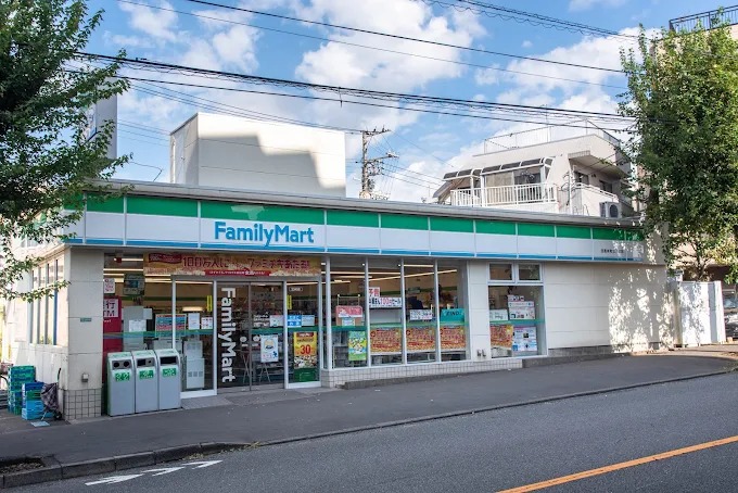 コンビニ　ファミリーマート目黒本町三丁目店（コンビニ）まで536m