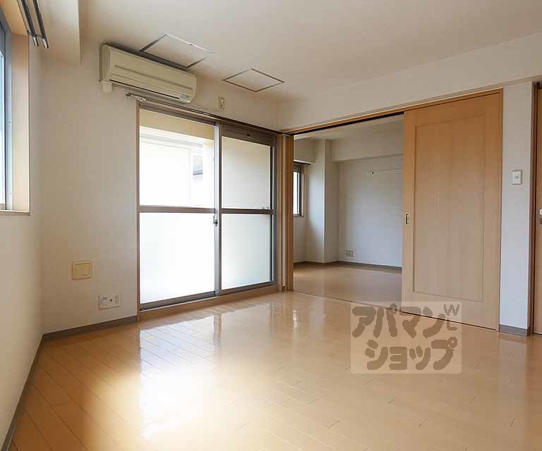 パセオアグラシオン今出川の居間写真