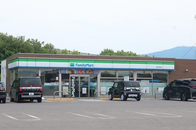 コンビニ　ファミリーマート丸亀三条町店（コンビニ）まで745m