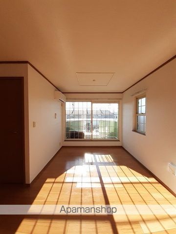 ＪＲ横浜線 橋本駅 バス乗車時間：9分 最寄りバス停で下車 徒歩10分 2階建 築26年の居間写真